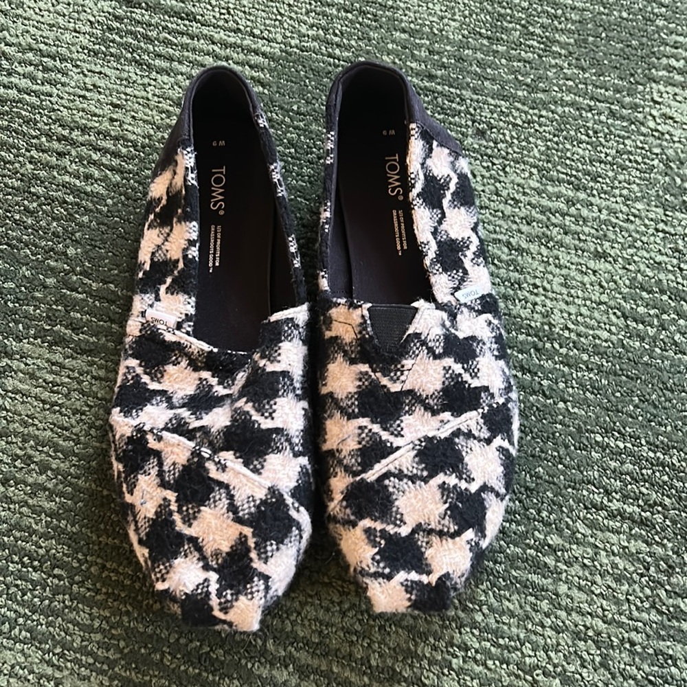 Women’s Toms Shoes.